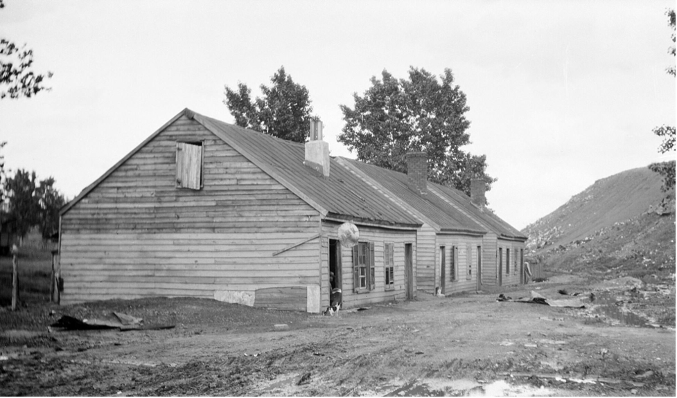 Homes in Jackson Ward, just below the dump (Source: Jackson Davis Collection of African American Photographs, University of Virginia Special Collections)